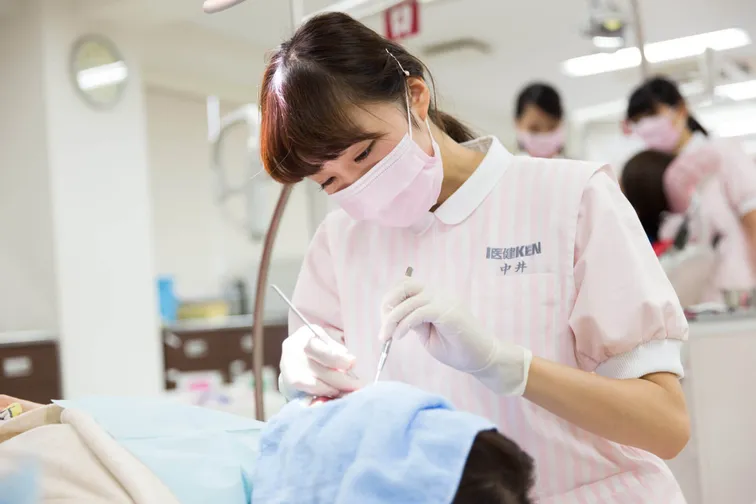歯の健康を守る仕事がしたい!歯科衛生士と歯科助手の違いとは?