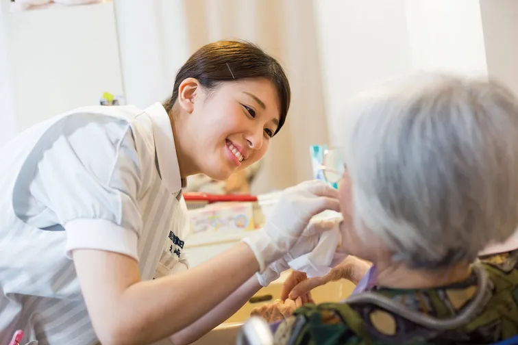 歯の健康を守る仕事がしたい!歯科衛生士と歯科助手の違いとは?