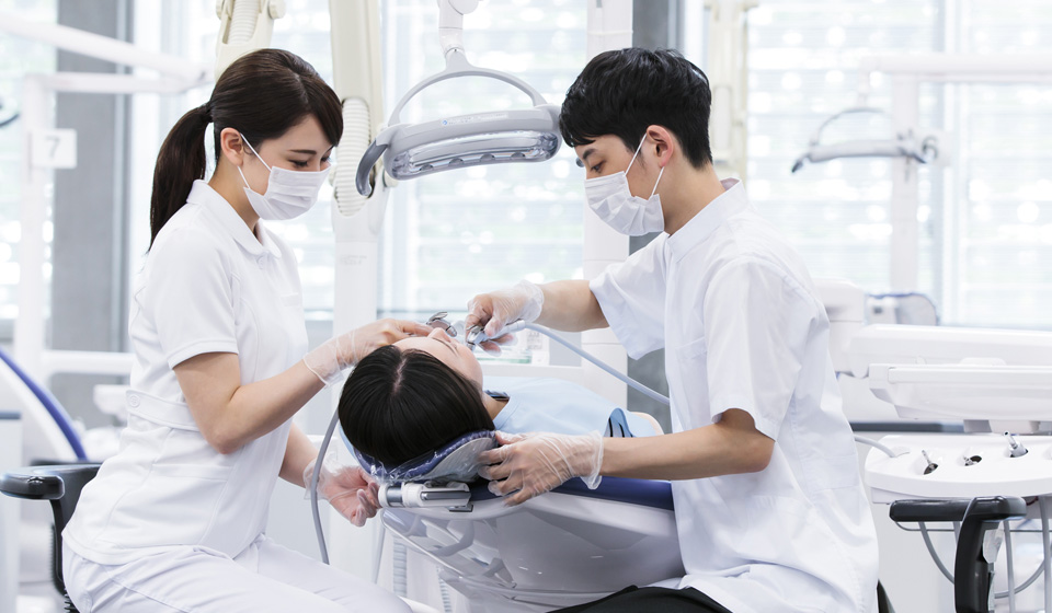 歯の健康を守る仕事がしたい 歯科衛生士と歯科助手の違いとは